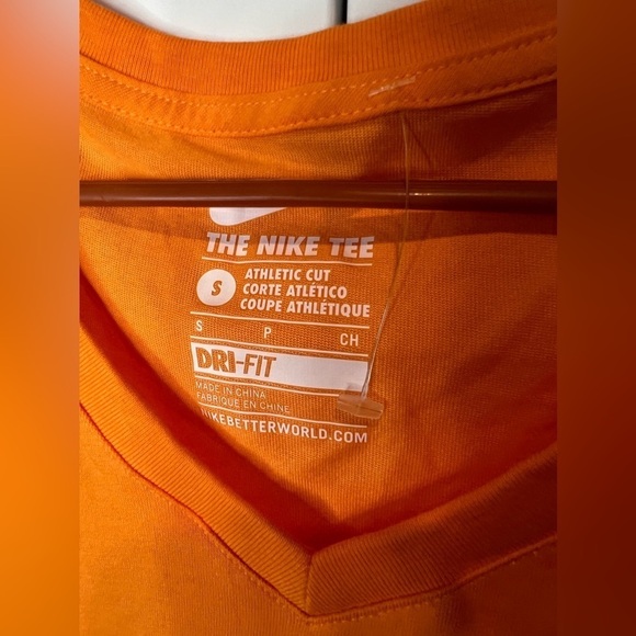 B2.07 NWT Nike Dri Fit Tee small The Nike Tee - Picture 3 of 3